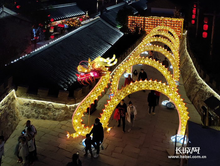  游客夜游小镇。赵栋供图