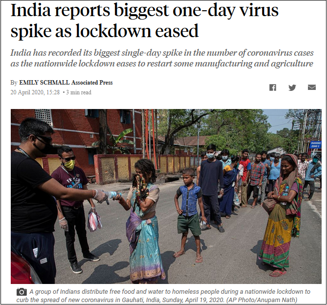 　　美联社：封锁放松的同时，印度报告了最大的单日新增高峰，图中印度人正为流浪者分发免费的食物与水 图片来源：报道截图