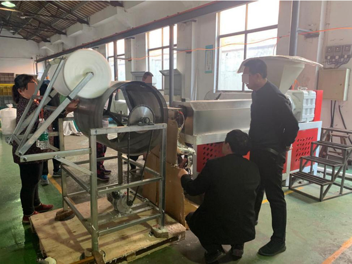 生产过程后，工人用手触碰熔喷布图片来源：实习记者朱成祥摄 