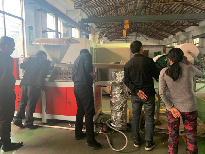 在镇江丹阳观摩机器生产的采购商图片来源：实习记者朱成祥摄 