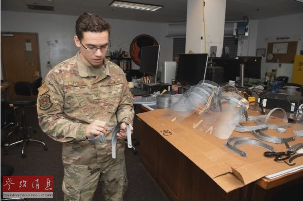 资料图片：马克斯·埃斯特拉达在组装3D打印的面罩。（美国《防务新闻》周刊网站）