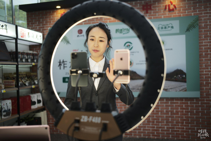 　　△这位正在通过网络直播“带货”的女孩叫李旭瑛。电商直播极大带动了柞水县农产品销售。（总台央视记者彭汉明拍摄）