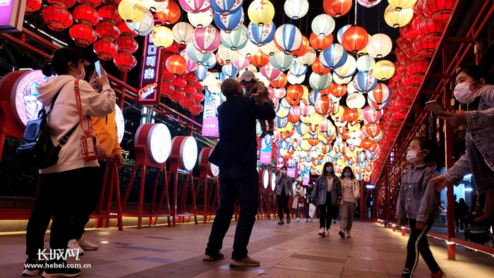 夜经济启动，商场人气渐旺。 记者 烟成群 摄