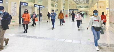     地铁站乘客来去匆匆  记者郭佳 摄