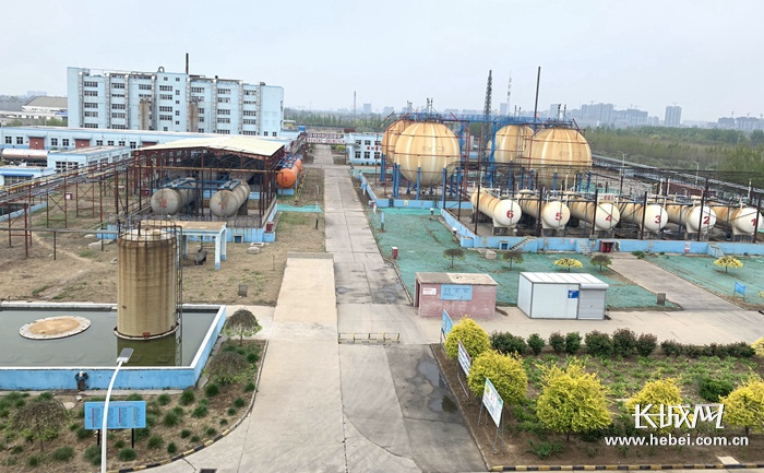 鸿锐集团辛集基地鸿泰橡胶公司原料生产厂区。记者 段维佳 摄