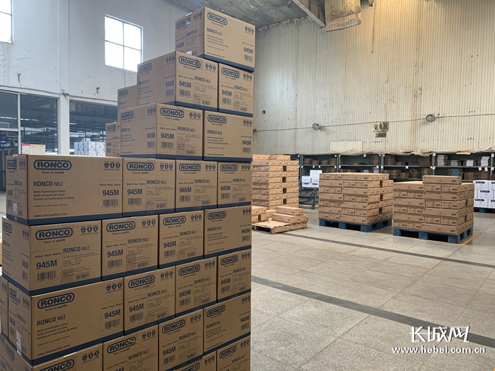装箱完毕的丁腈手套等待运输。记者 段维佳 摄