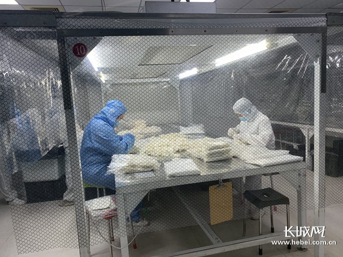 鸿洁无尘制品公司无尘手套分拣工作区。记者 段维佳 摄