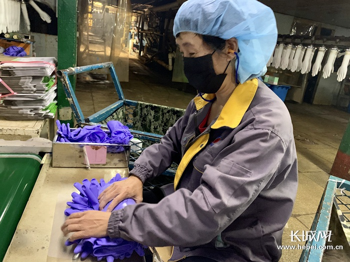 正在装盒打包的员工。记者 段维佳 摄