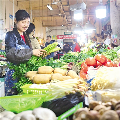 重庆北碚天生农贸市场里，商户在整理摊位上的商品。 　　秦廷富摄（人民视觉）