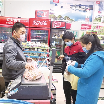 郑州郑东新区毓苑小区便利店里，店主陈伍超（左一）正为顾客结账。 　　本报记者 毕京津摄