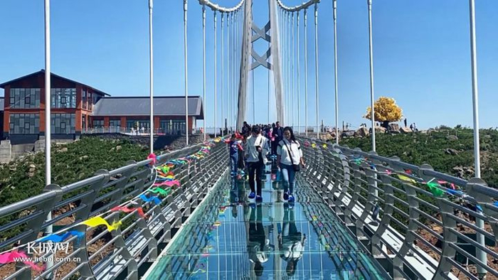 游客游览尚义大青山国际旅游度假区玻璃桥。京广旅游公司 供图　　