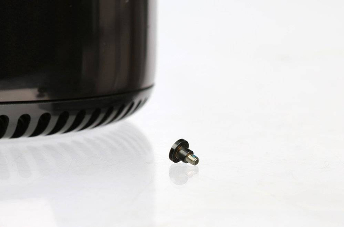 2013年版本的MacPro，其必须要从中国进口的螺丝钉。图片来源：