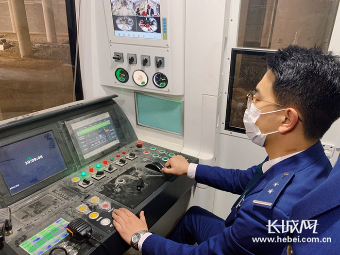 工作人员调试设备。长城新媒体记者 刘梦妍 摄