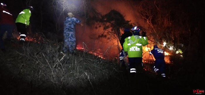 24日晚火灾救援现场。受访者徐公安供图