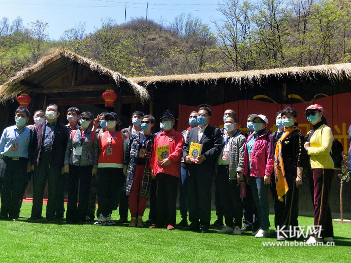 游客在“红色文化陈列馆”前合影留念。郝艳红 摄