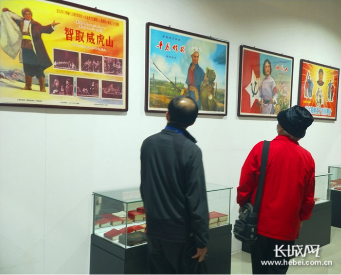 游客在“红色文化陈列馆”内参观。郝艳红 摄