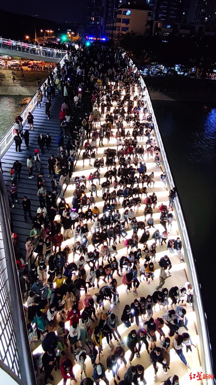 ↑五岔子大桥上，不少人来打卡游览（图据网友）