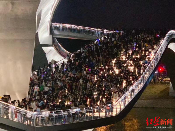 ↑4月25日，五岔子大桥人流如织（图据网友）