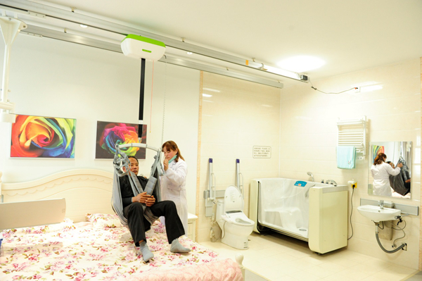 卧床功能障碍者能更安全地转移——天轨移位辅具应用指导