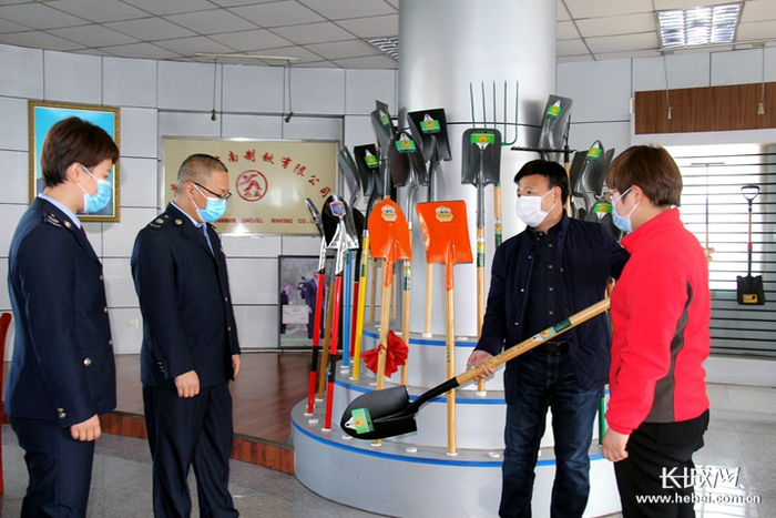 燕南制锹总经理付长义（右二）向税务人员介绍企业复产情况。 高振新 摄