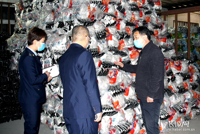 受疫情影响，部分国外客户要求延时收货。 高振新 摄