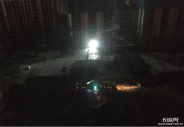 邢台市桥西区中鼎麒麟郡小区深夜施工。网友供图