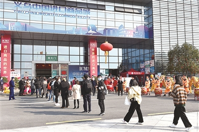  2月24日，义乌国际商贸城五区进口商品城开门迎客。图为市场经营户和采购商有序进入市场。（龚献明 摄）
