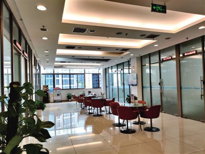 　　普陀区市民服务中心四楼（办理离婚登记）　郑娜 摄