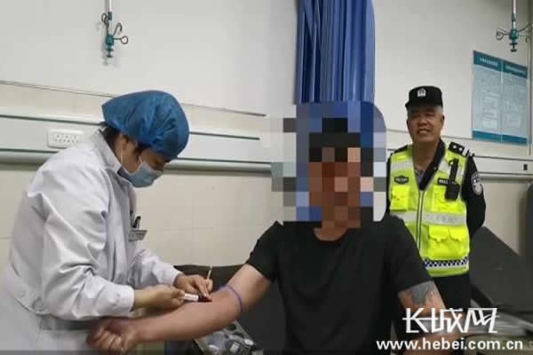 “上次也是你们查的我”二次醉驾司机正在接受抽血酒精检测。省交管局供图