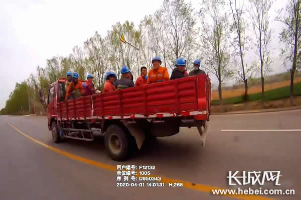 衡水交警当场查获一辆违法拉载21人货车。省交管局供图