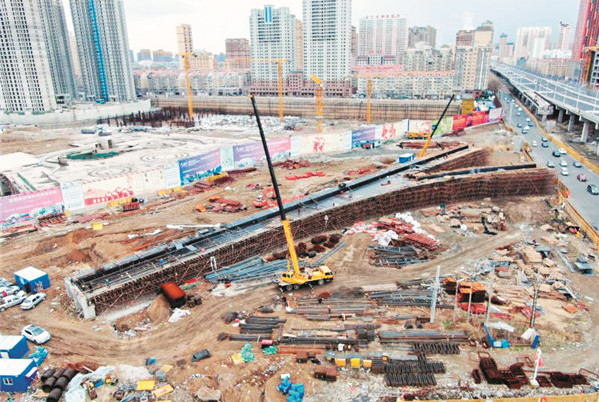 东二环高架桥施工现场。
