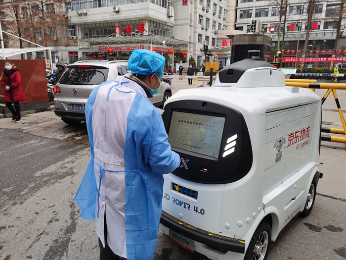 　　图为武汉市第九医院医务人员在取货