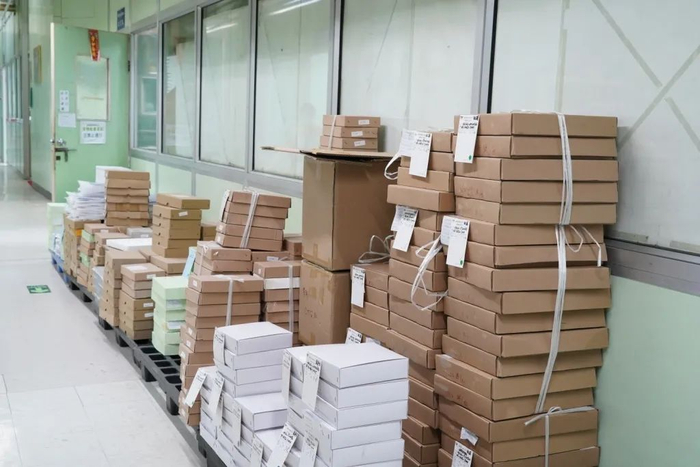 源源不断涌进得利钟表厂的手表配件原料 　　图片来源：每经记者王帆&nbsp;摄