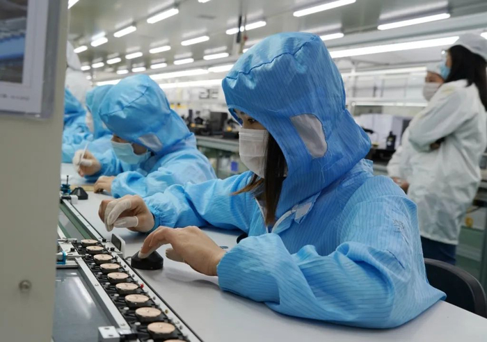 得利钟表厂车间内工人正在装配钟表 　　图片来源：每经记者王帆&nbsp;摄