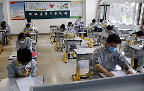4月27日，北京二中高三学生在教室内学习。当日，北京高三年级近5万学生按期返校，复课工作平稳有序。 新华社发