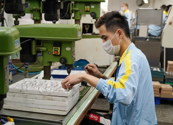 改革开放初期，广东珠三角地区以低廉的劳动力和土地成本，成为全球制造业转移主场，图为得利钟表厂工人正在车间工作&nbsp;图片来源：每经记者王帆 摄