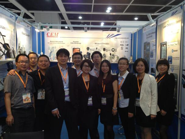 　　袁剑敏（左四）与员工在展会上