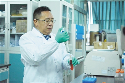  周小秋在实验室工作受访者供图 