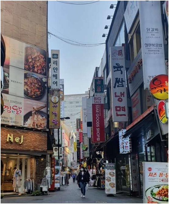 原本应该熙熙攘攘的明洞街道行人稀少。图片来源：受访者供图&nbsp;