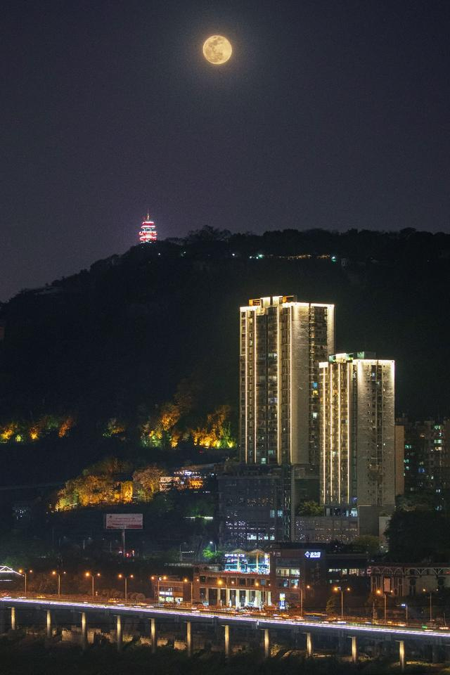 (鹅岭公园瞰胜楼远景)