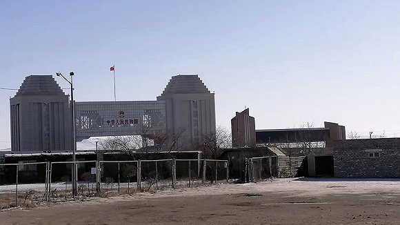 满洲里-后贝加尔斯克边境，左为中国国门，右为俄罗斯国门。 图：受访者提供