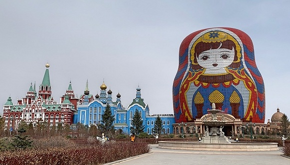 满洲里的标志性建筑“套娃酒店”，现已成为隔离点。 受访者供图