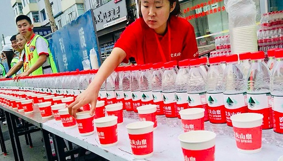 农夫山泉在马拉松现场。图片来自农夫山泉官方微博