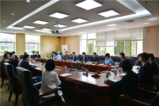 办领导与报告团一行座谈交流