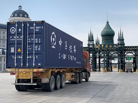 满洲路公路口岸的货运海关查验检疫通道。 受访者供图
