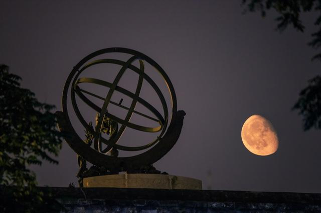 (北京古观象台上升起的下弦月)