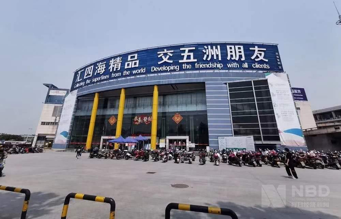 义乌国际商贸城醒目的标识 图片来源：朱玫洁 摄