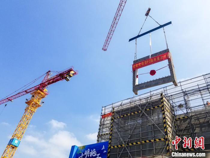 中建四局广州佳兆业明珠湾项目PC构件(装配式构件)首次吊装正式启动 张煌鑫 摄