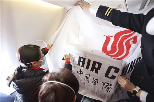 “白衣天使”在国航司旗上写下寄语
