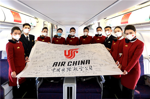 乘务员：白衣天使把健康平安的手绳送给我